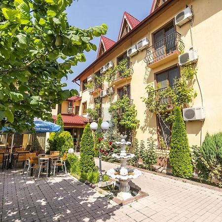 Hotel Sym Ploiesti Ngoại thất bức ảnh