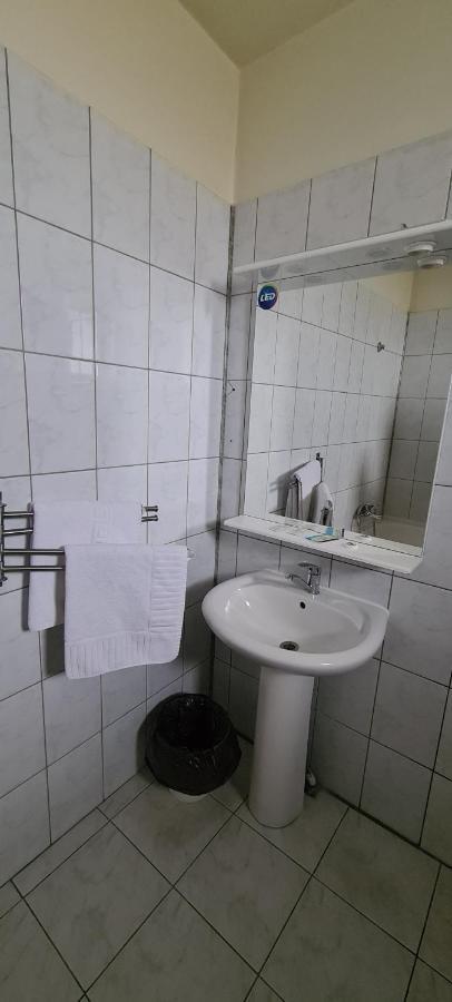 Hotel Sym Ploiesti Ngoại thất bức ảnh