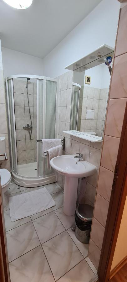 Hotel Sym Ploiesti Ngoại thất bức ảnh