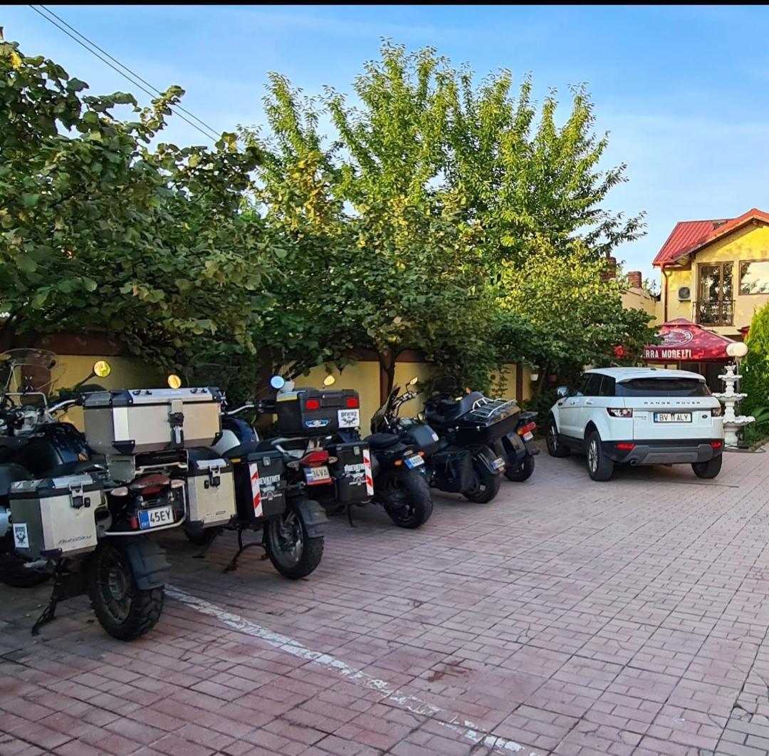 Hotel Sym Ploiesti Ngoại thất bức ảnh